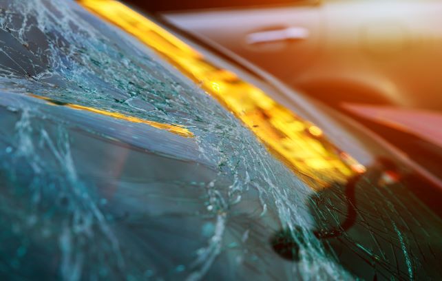 Understanding The Dangers Of Broken Windows In Car Accidents - Abogados de Accidentes de Auto en Riverside